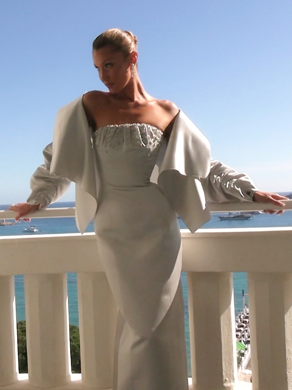 بيلا حديد بفستان سترابلس من الحرير بلون رمادي شاحب